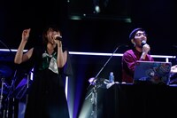左からMegu（Negicco）、tofubeats。