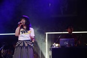 左から南波志帆、tofubeats。