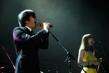 「僕の気持ち」を歌うバカリズムと土岐麻子。