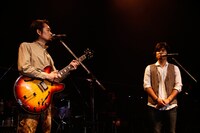 左から堀込泰行、秦基博。