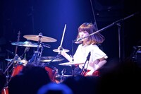 ハットリクミコ（Dr, Vo）（撮影：佐藤広理）