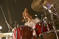 ハットリクミコ（Dr, Vo）（撮影：佐藤広理）