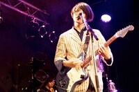 ハヤシコウスケ（G, Vo, Programming）（撮影：佐藤広理）