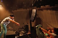 客席に投げたジャケットを即座に回収する堂島孝平。