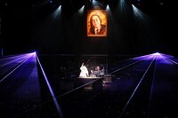 ハンドベルで「Let It Go」を演奏する矢野博康。