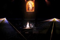 ハンドベルで「Let It Go」を演奏する矢野博康。