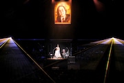 ハンドベルで「Let It Go」を演奏する矢野博康。
