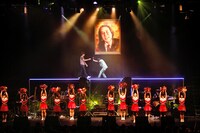 秦基博にマイクを渡す堂島孝平。