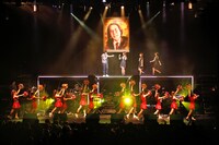 憧れの秦基博からマイクをもらうNegiccoのKaede。