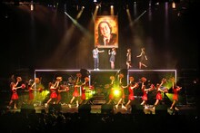 憧れの秦基博からマイクをもらうNegiccoのKaede。