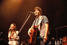 坂本真綾（左）に「目の奥が笑ってない」と指摘される秦基博（右）。