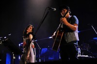 「晩夏」を歌う坂本真綾（左）と秦基博（右）。