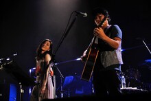 「晩夏」を歌う坂本真綾（左）と秦基博（右）。