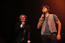 矢野博康（左）と秦基博（右）。