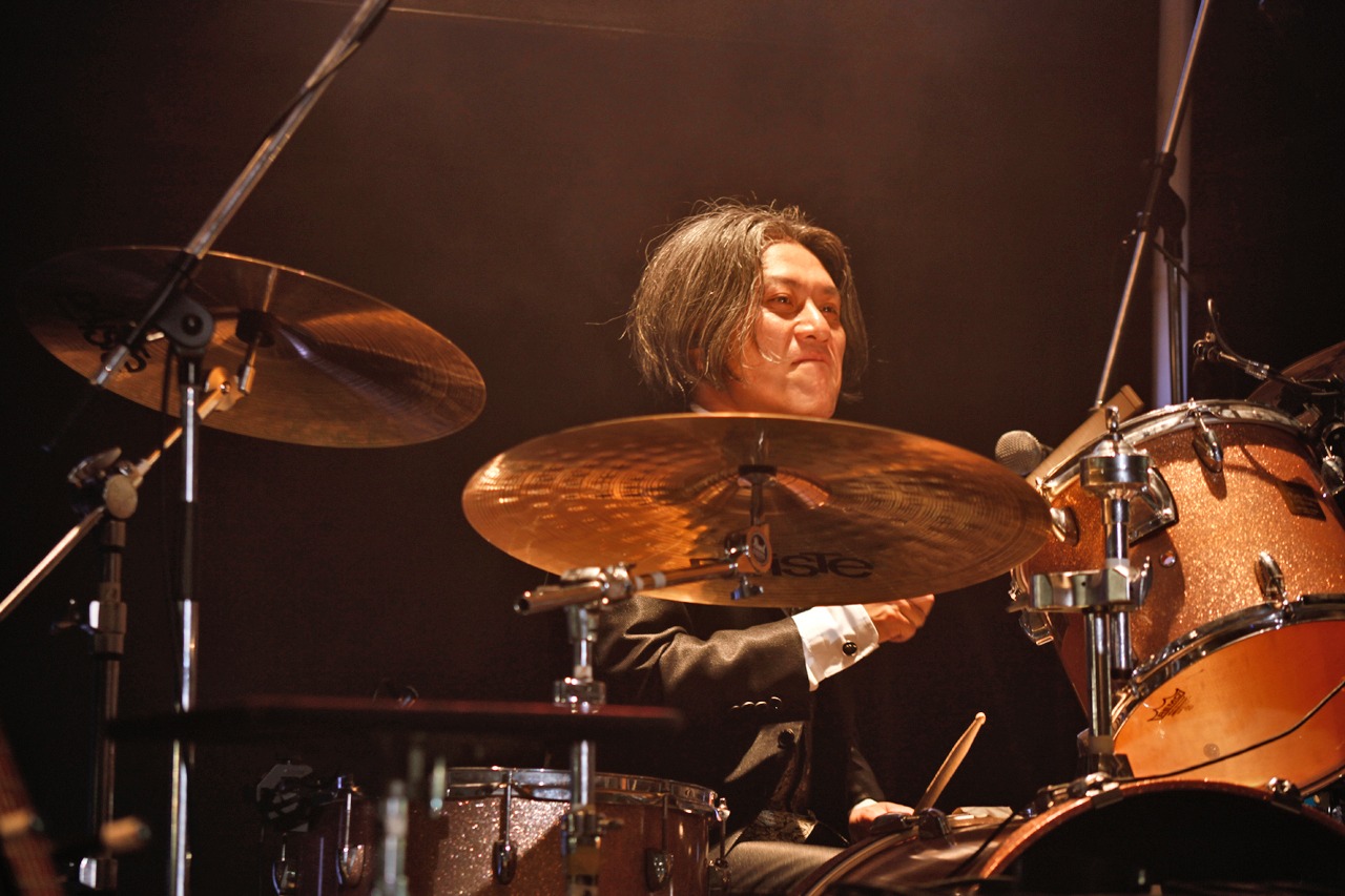 ドラムを叩く矢野博康。