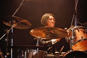 ドラムを叩く矢野博康。