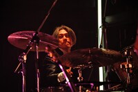 ドラムを叩く矢野博康。