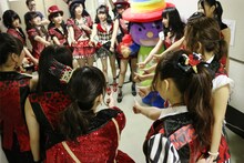 AKB48 チームBと円陣を組むはっぴーソンリサ。