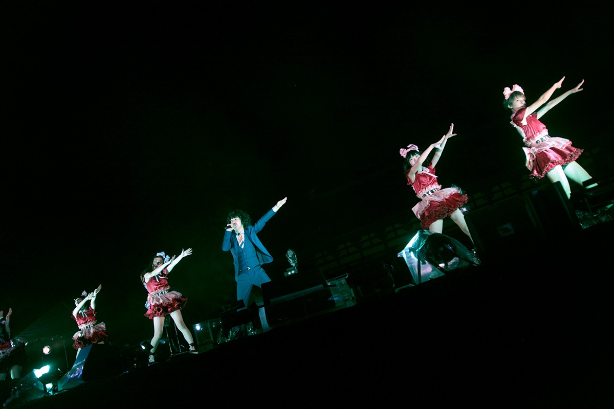 清 竜人25「古今一堂！NIPPON NIGHT 平安神宮奉納ライブ2014」の様子。