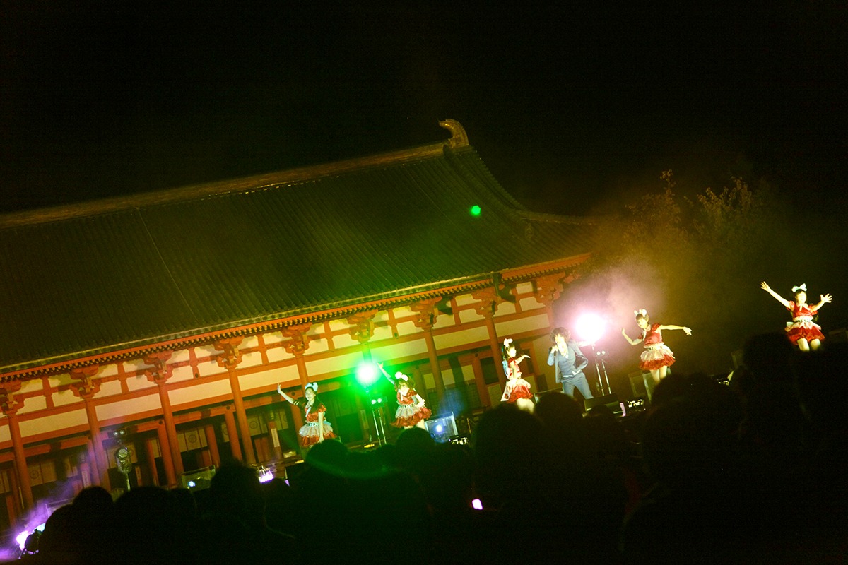 清 竜人25「古今一堂！NIPPON NIGHT 平安神宮奉納ライブ2014」の様子。