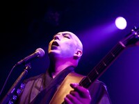 鈴木研一（B, Vo）Photo by KASSAI (3PO DESIGN WORKSHOP)