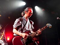 和嶋慎治（G, Vo） Photo by KASSAI (3PO DESIGN WORKSHOP)