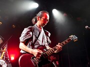 和嶋慎治(G, Vo) Photo by KASSAI (3PO DESIGN WORKSHOP)