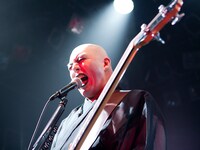 鈴木研一（B, Vo）Photo by KASSAI (3PO DESIGN WORKSHOP)