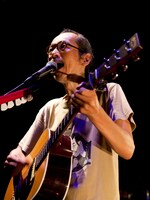 和嶋慎治（G, Vo） Photo by KASSAI (3PO DESIGN WORKSHOP)