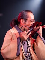 和嶋慎治（G, Vo） Photo by KASSAI (3PO DESIGN WORKSHOP)