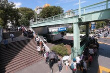 タワーレコード渋谷店の「Perfume Day」へ参加する人々の行列。