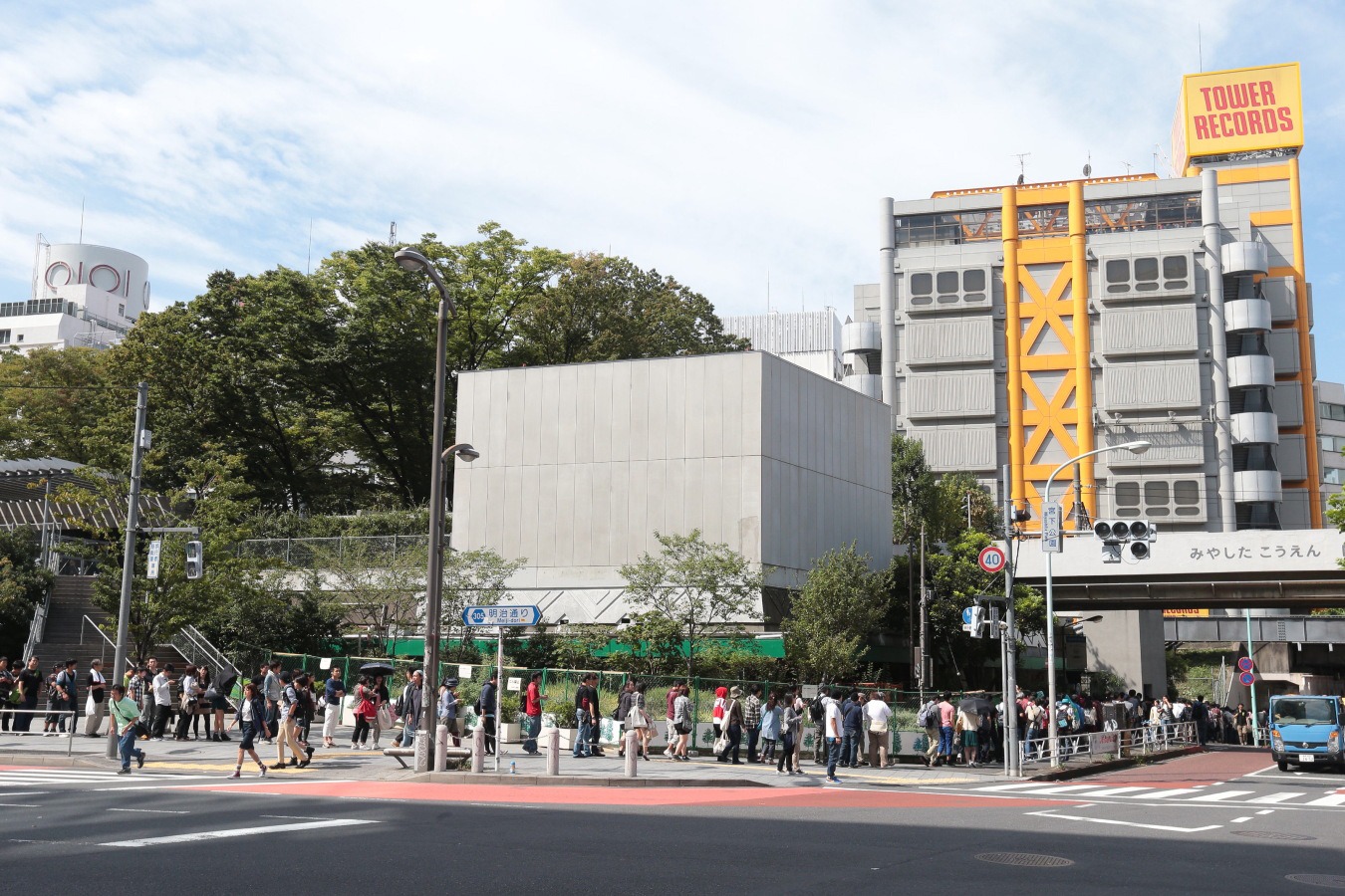 タワーレコード渋谷店の「Perfume Day」へ参加する人々の行列。