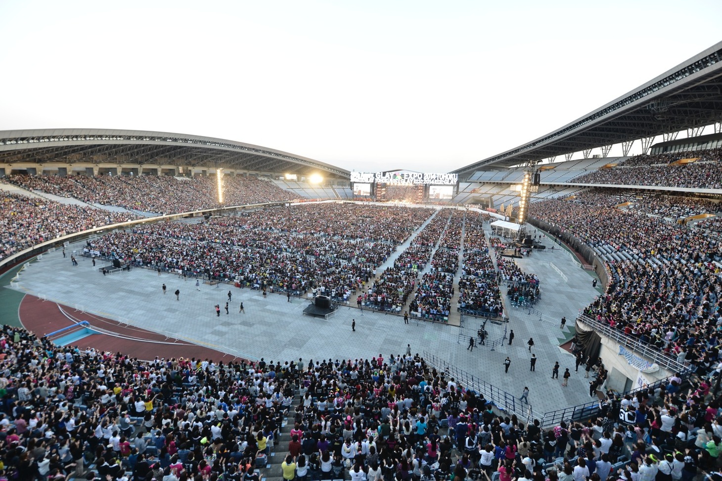 今週の人気画像5位は「愛してるぜ！GLAY、東北に捧げた約束のEXPO」より、GLAY「GLAY EXPO 2014 TOHOKU」の様子。