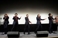 「Sherry」を披露するゴスペラーズ。