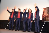 報道陣や観客に手を振るゴスペラーズ。