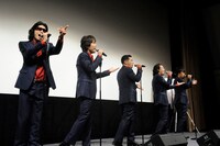 「Sherry」を披露するゴスペラーズ。