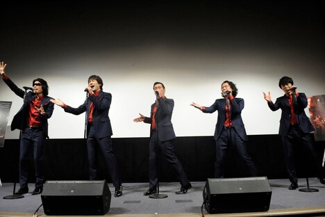 「Sherry」を披露するゴスペラーズ。