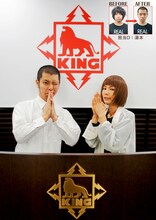 担当ディレクターと後藤まりこによる謝罪写真。