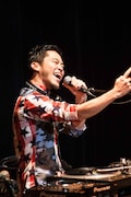 シャウトするDJ JIN。(Photo by cherry chill will)