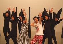 ケケケダンサーズ（後列）、ラッキィ池田（前列右）とポーズを決める吉澤嘉代子（前列左）。