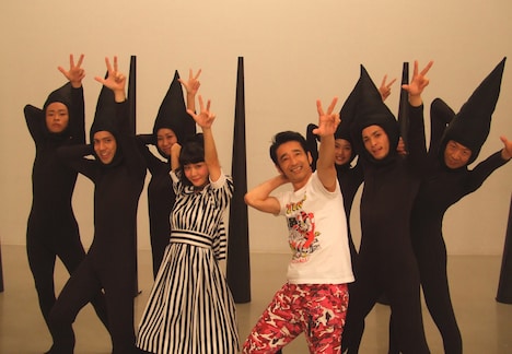 ケケケダンサーズ(後列)、ラッキィ池田(前列右)とポーズを決める吉澤嘉代子(前列左)。