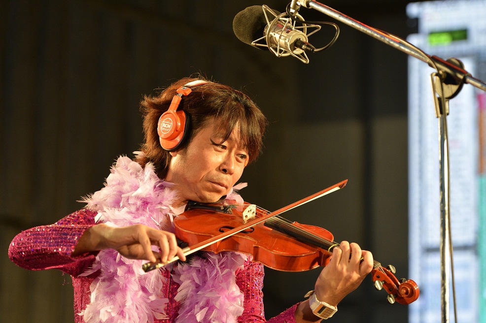 バイオリンソロのレコーディングに挑む桜井秀俊。（撮影：三浦憲治＆TEAM LIGHTSOME）