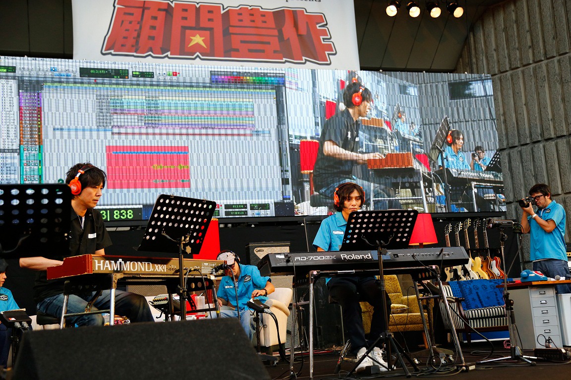 斎藤有太、渡辺シュンスケによるキーボードレコーディングの様子。「『顧問豊作』奥田民生 day『SMAカンタビレ風』」の様子。（撮影：三浦憲治＆TEAM LIGHTSOME）