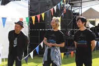 談笑する怒髪天のメンバーたち。