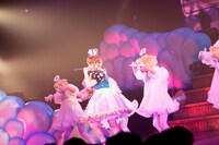 きゃりーぱみゅぱみゅ「きゃりーぱみゅぱみゅの雲の上のHEAVEN'S DOOR」愛媛・ひめぎんホール公演の様子。 （Photo by Tsukasa  Miyoshi）