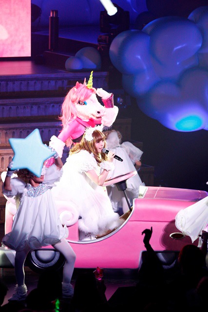 きゃりーぱみゅぱみゅ「きゃりーぱみゅぱみゅの雲の上のHEAVEN'S DOOR」愛媛・ひめぎんホール公演の様子。 （Photo by Tsukasa  Miyoshi）