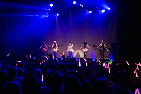 Doll☆Elements「私たちいつでも君の味方だよ Doll☆Elementsです！」の様子。