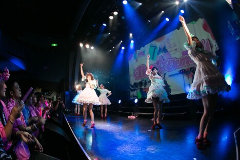 Doll☆Elements「私たちいつでも君の味方だよ Doll☆Elementsです！」の様子。