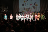 Doll☆Elements「私たちいつでも君の味方だよ Doll☆Elementsです！」の様子。