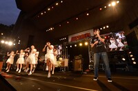 左からアイドルネッサンス、YO-KING（撮影：三浦憲治＆TEAM LIGHTSOME）。